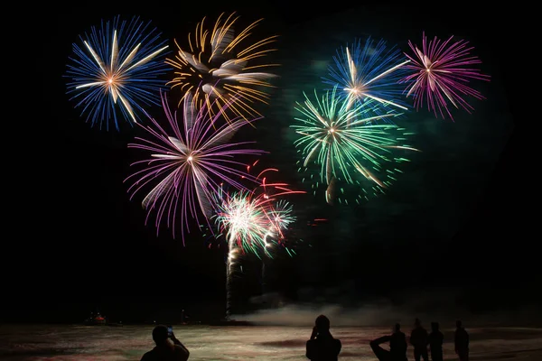 Esplosioni Fuochi Artificio Colorati Sopra Mare — Foto Stock