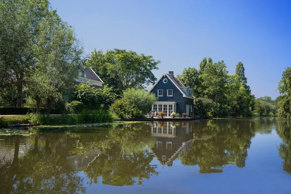 Mooi Huis Langs Rivier Graafstroom Zonnige Dag — Stockfoto