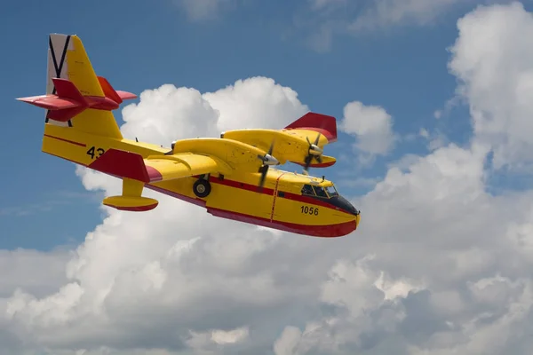 消防空気中の飛行機 — ストック写真