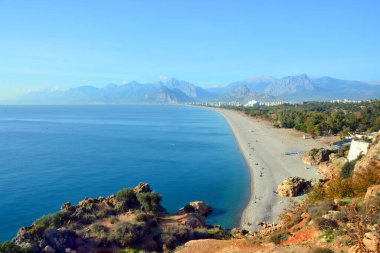 Türkiye 'nin Antalya tatil beldesinde geniş boş plaj