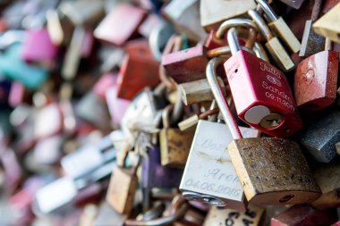 Aşk kilit Köprüsü (Hohenzollernbrucke köprü), Köln, Almanya. Seçici odak