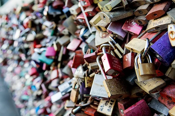 Aşk kilit Köprüsü (Hohenzollernbrucke köprü), Köln, Almanya. Seçici odak