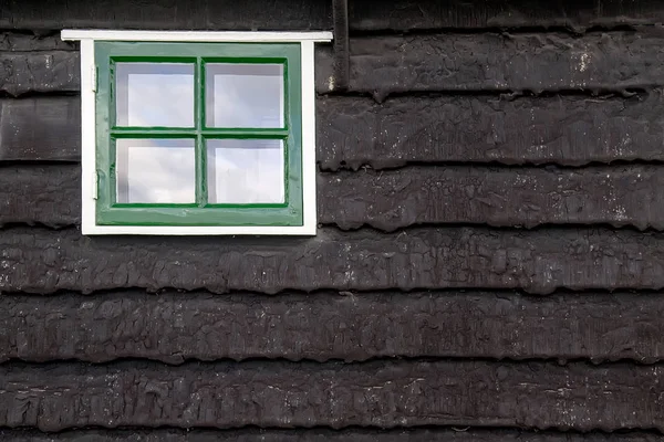 Pared del granero y una vieja ventana — Foto de Stock