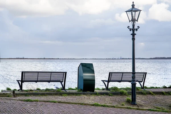 Bancos Madeira Espaço Aberto Com Vista Para Uma Bela Vista — Fotografia de Stock