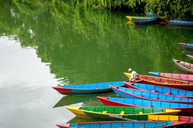 Renkli tekneler Onon Nehri Phewa Gölü Pokhara, Nepal