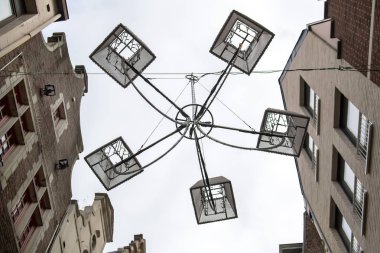 Avize antika stili, Amsterdam, Hollanda sokak ışık içinde. Seçici odak