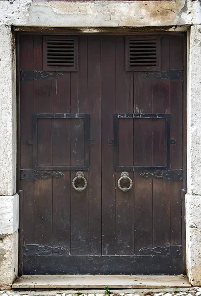 Staré Dřevěné Dveře Kované Panty — Stock fotografie