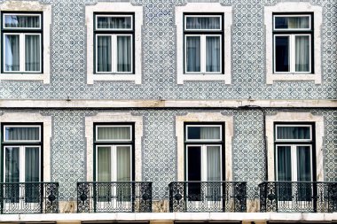 Duvarında tipik Portekiz kiremitleri olan Lizbon pencereleri