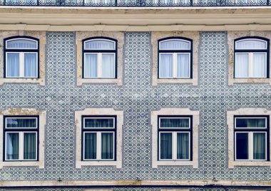Duvarında tipik Portekiz kiremitleri olan Lizbon pencereleri