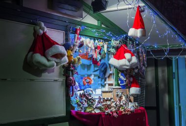 Bir pazar ahır asılı kırmızı Noel Baba şapkası. Seçici odak