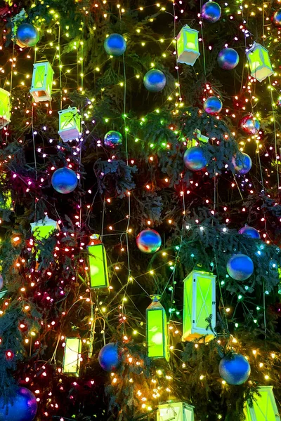 Weihnachtslichter Und Kugeln Hängen Einem Baum Selektiver Fokus — Stockfoto