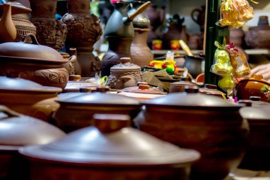 Bir Noel pazarında Satılık kil tencere yığılmış. Seçici odak