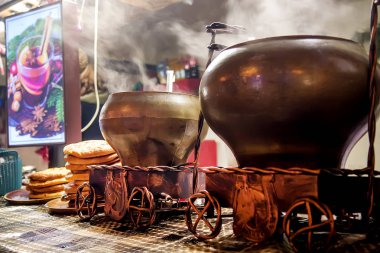 Piyasa ahır sıcak mulled şarap ile. Seçici odak