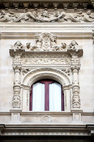 彫刻やネオ バロック様式の彫刻で飾られた窓 — ストック写真
