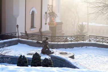 Sakin kasaba, sabahın erken saatlerinde Ukraynalı faitytale arka plan heykeli kadar Dragon yenerek Kotygoroshko karakter. Seçici odak.