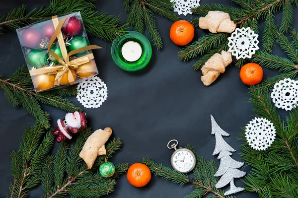 Weihnachts Oder Neujahrsdekoration Auf Schwarzem Hintergrund — Stockfoto