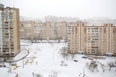 Yerleşim bölgesinde bir soğuk kış günü kar ile kaplı. Seçici odak