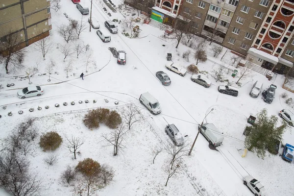 Вид Зверху Подвір Житлового Будинку Після Снігопадів Закритими Снігом Автомобілями — стокове фото