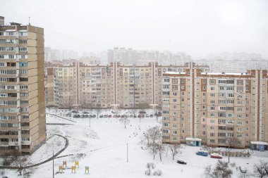 Yerleşim bölgesinde bir soğuk kış günü kar ile kaplı. Seçici odak