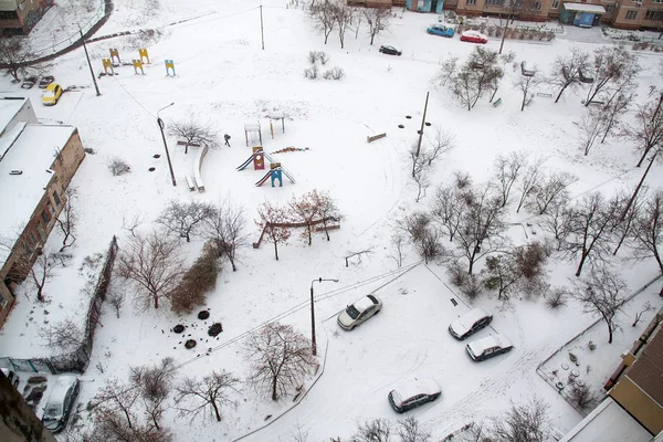 Pohled Shora Dvoře Bytového Domu Sněžení Sněhem Auta Selektivní Fokus — Stock fotografie
