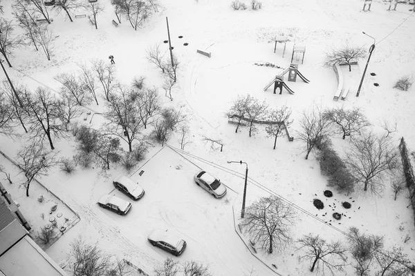 Вид Сверху Двор Жилого Дома После Снегопада Заснеженными Машинами Селективный — стоковое фото