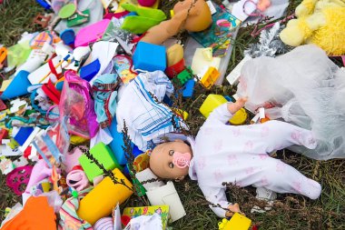 Terkedilmiş plastik çocukların oyuncakları yeniden kullanım ve geri dönüşüm için yığını. Seçici odak