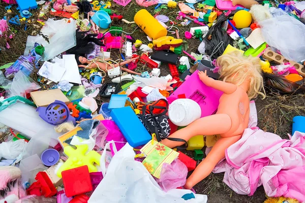 Terkedilmiş plastik çocukların oyuncakları yeniden kullanım ve geri dönüşüm için yığını. Seçici odak