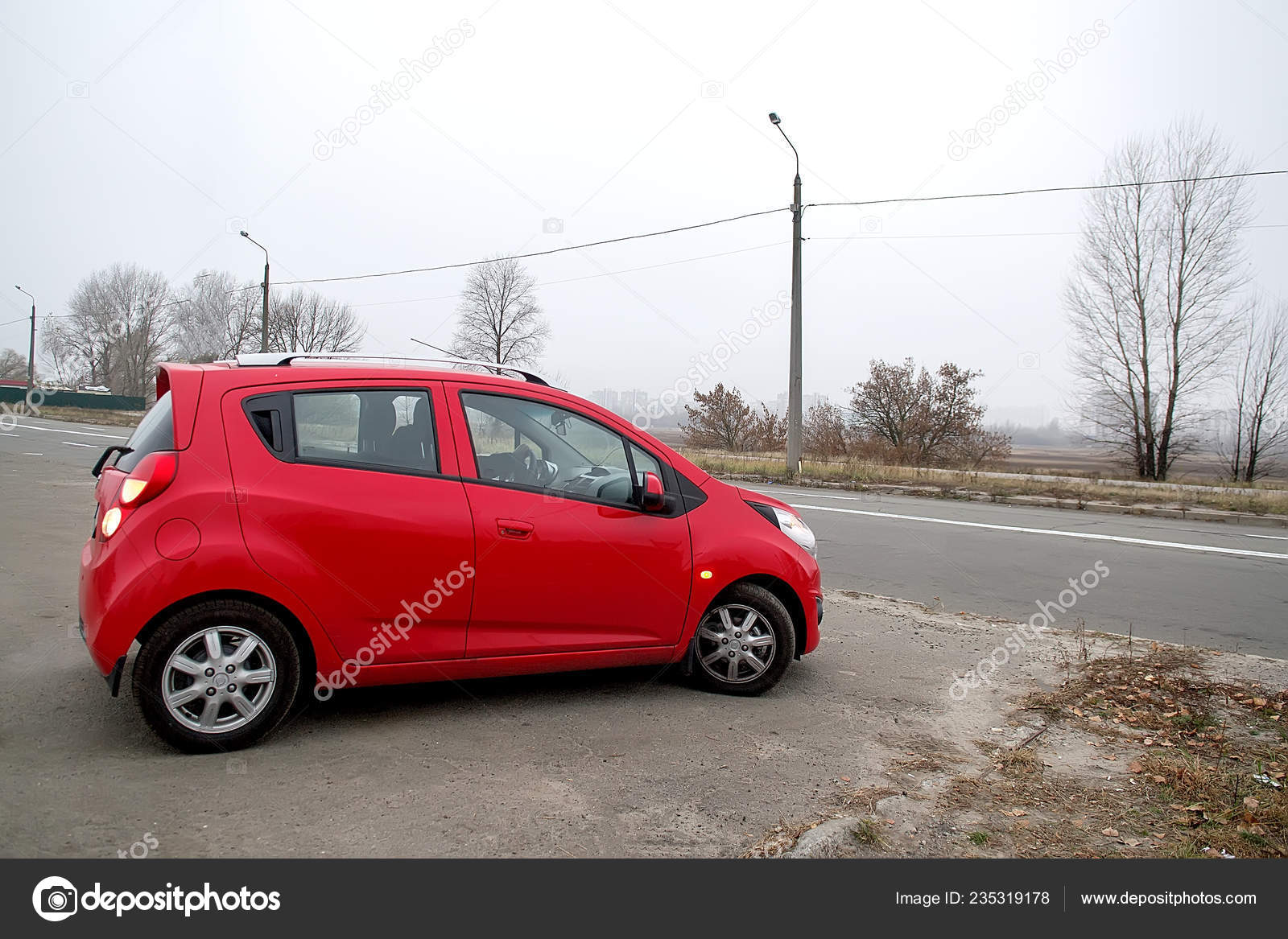 Døde i verden ingen katastrofale Modern Car Red Compact Hatchback City Car Parked – Stock Editorial Photo ©  Alisa24 #235319178