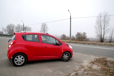 Modern araba kırmızı kompakt hatchback şehir araba park