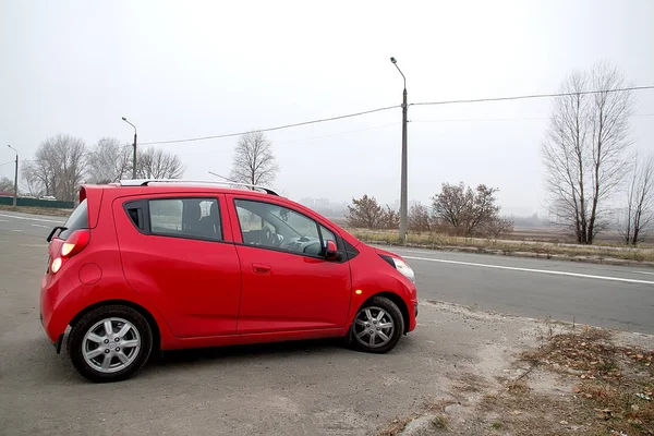 Modern araba kırmızı kompakt hatchback şehir araba park