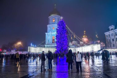 Kiev, Ukrayna - 3 Ocak 2018: Ayasofya Meydanı Kiev, Ukrayna güzel görünüm Noel ağacının. Ana Kiev'ın yeni yıl ağacı ve St. Sophia Katedrali ve arka plan üzerinde