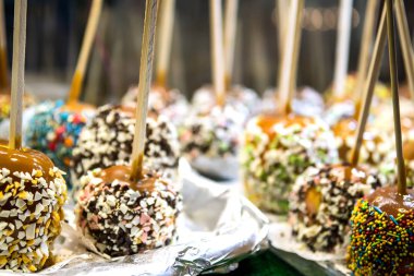 Çikolata kaplı elma Noel piyasada satılan. Şeker, tatlılar ve tatlılar Xmas zamanında. Kış tatil açık havada. Seçici odak