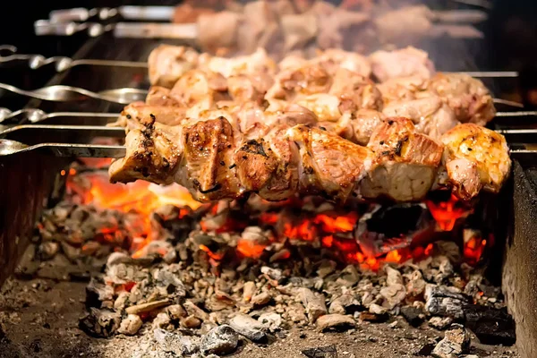 Főzés Fém Nyárson Sült Kebab Grill Friss Marha Húst Vágjuk — Stock Fotó