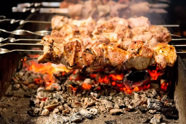 Cocción Parrilla Kebab Pincho Metal Barbacoa Carne Fresca Res Trozos —  Fotos de Stock