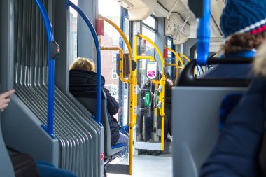 Tramvay vagon içinde insanlar. Seçici odak
