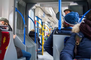 Amsterdam, Hollanda - 9 Şubat 2018: Tramvay vagonundaki ler. Seçici odaklama
