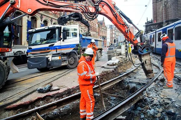 Amsterdam, Hollanda - 9 Şubat 2018: Şantiye ve tramvay hatları tamir işçileri. Seçici odak