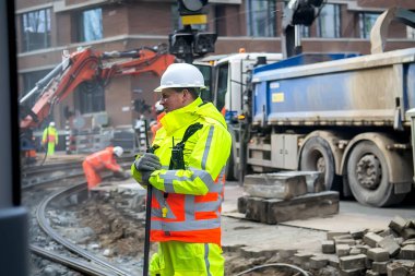 Amsterdam, Hollanda - 9 Şubat 2018: Şantiye ve tramvay hatları tamir işçileri. Seçici odak