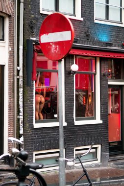 Amsterdam, Hollanda - 9 Şubat 2018: De Wallen en büyük ve en iyi bilinen kırmızı ışık bölge Amsterdam'da var. Önemli turistik