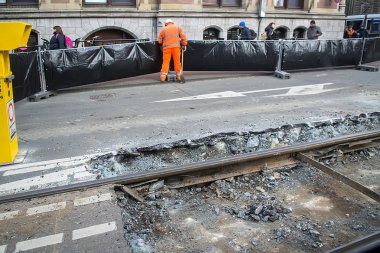 Amsterdam, Hollanda - 9 Şubat 2018: Tramvay hatlarını tamir eden, çit kuran işçinin yer verdiği sokak sahnesi. Seçici odaklama