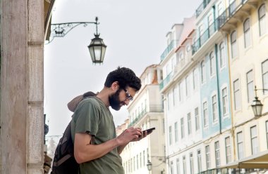 Genç adam, seyahat yaşam tarzı.