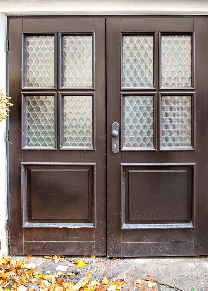 Fenêtre en verre d'une vieille porte — Photo