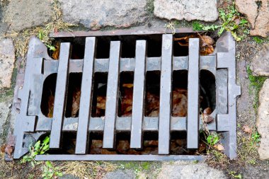 Metal ızgara kapağı ile sokak drenaj kanalizasyon sistemi
