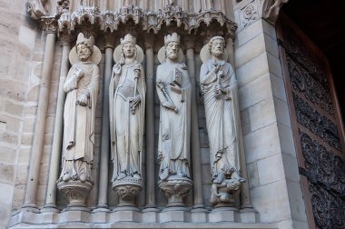 Notre Dame de Paris kilisesinde dış oyma