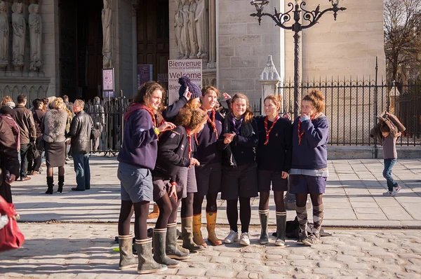 Группа друзей развлекается в Париже — стоковое фото