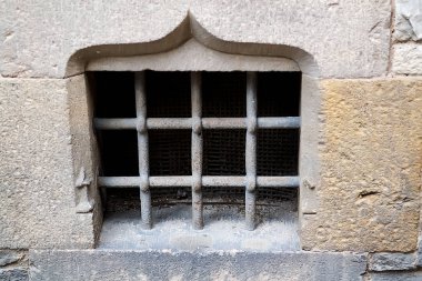 Arkaplanda kafes olan pencere