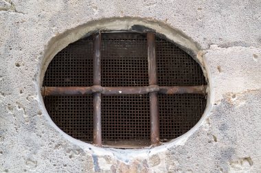 Arkaplanda kafes olan pencere