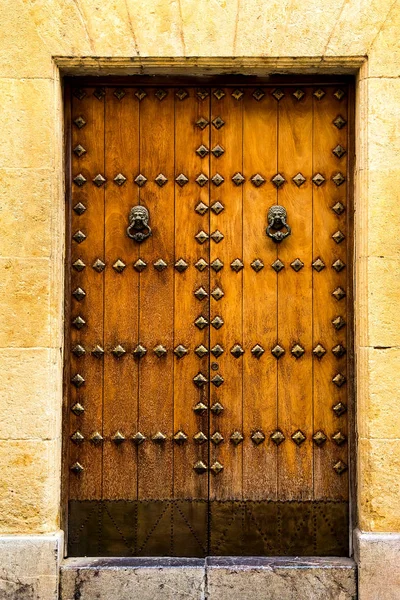 Παραδοσιακή ξύλινη πόρτα — Φωτογραφία Αρχείου