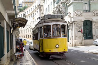 Eski şehirde sarı tramvay