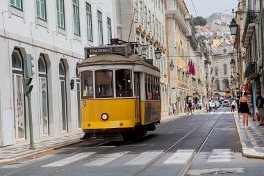 Eski şehirde sarı tramvay